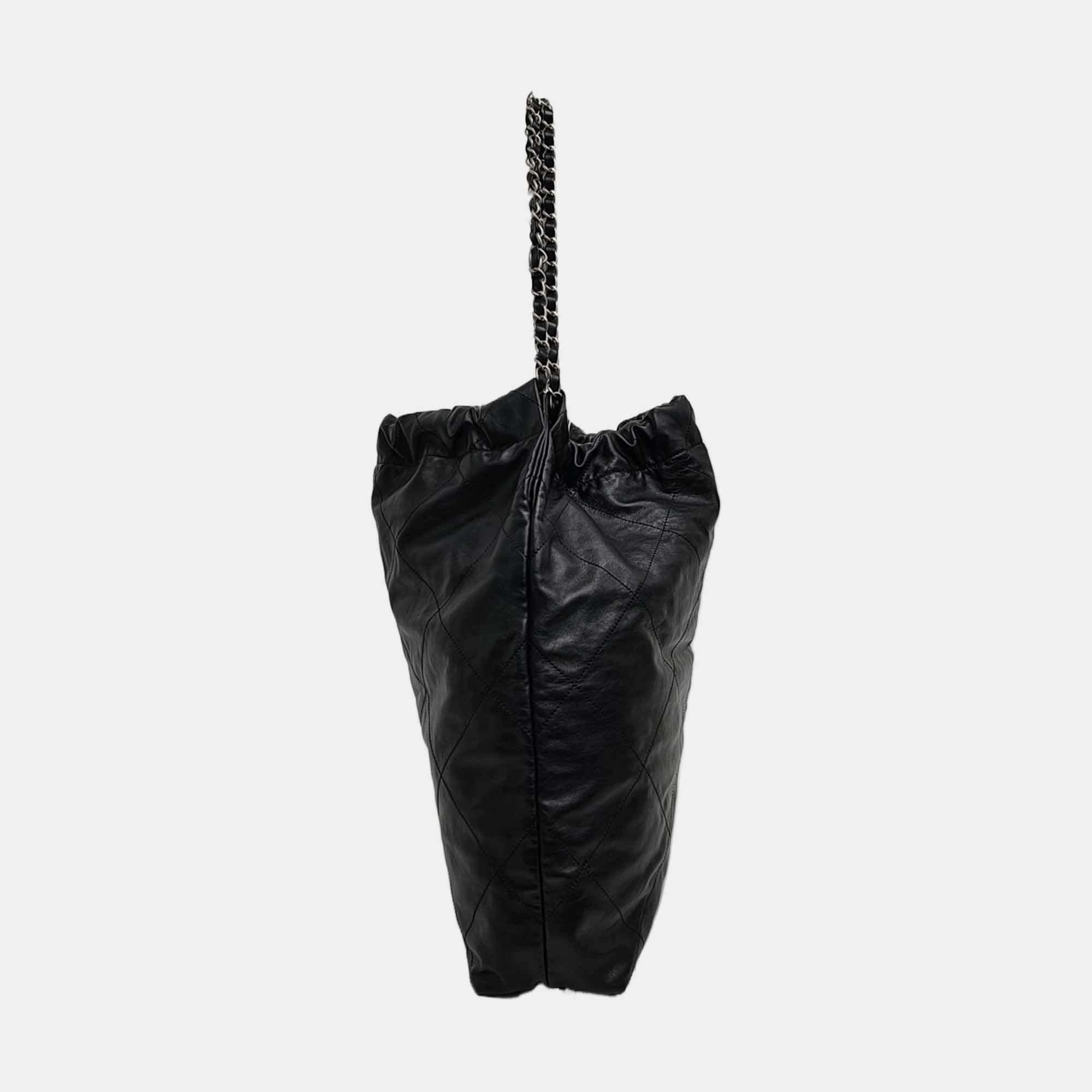 CHANEL 22 Medium Quilted Calfskin Black