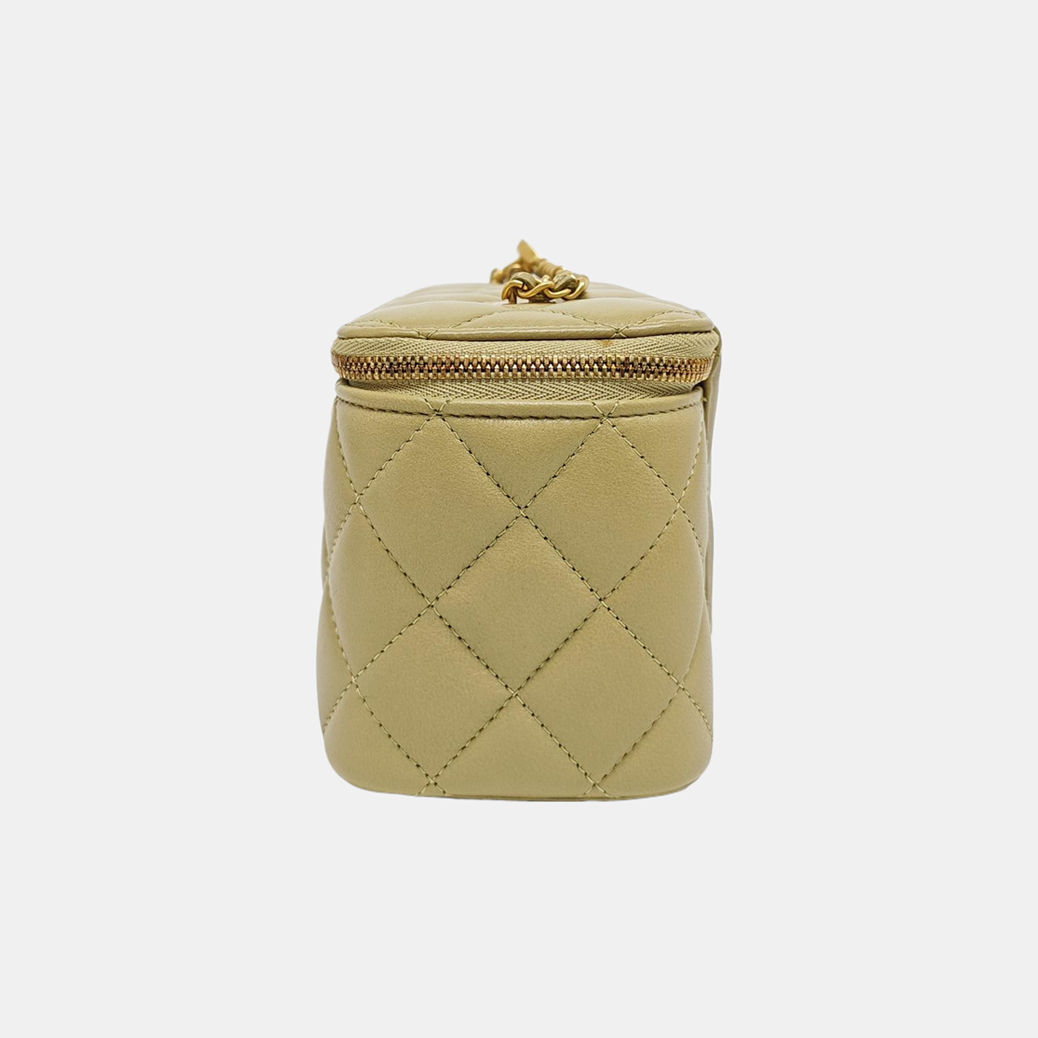 Authenticated pre-owned  VANITY CASE Quilted Lambskin Green - Shoulder Bag at Looply