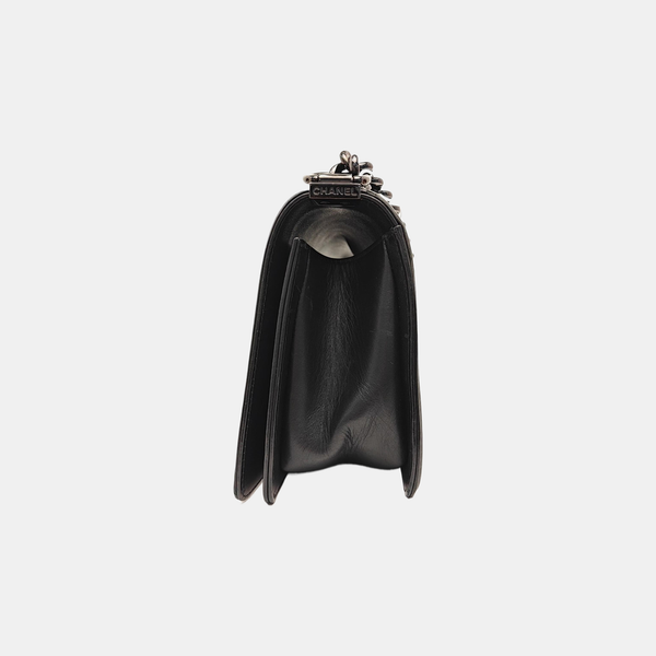 BOY CHANEL Medium Chevron Calfskin Black