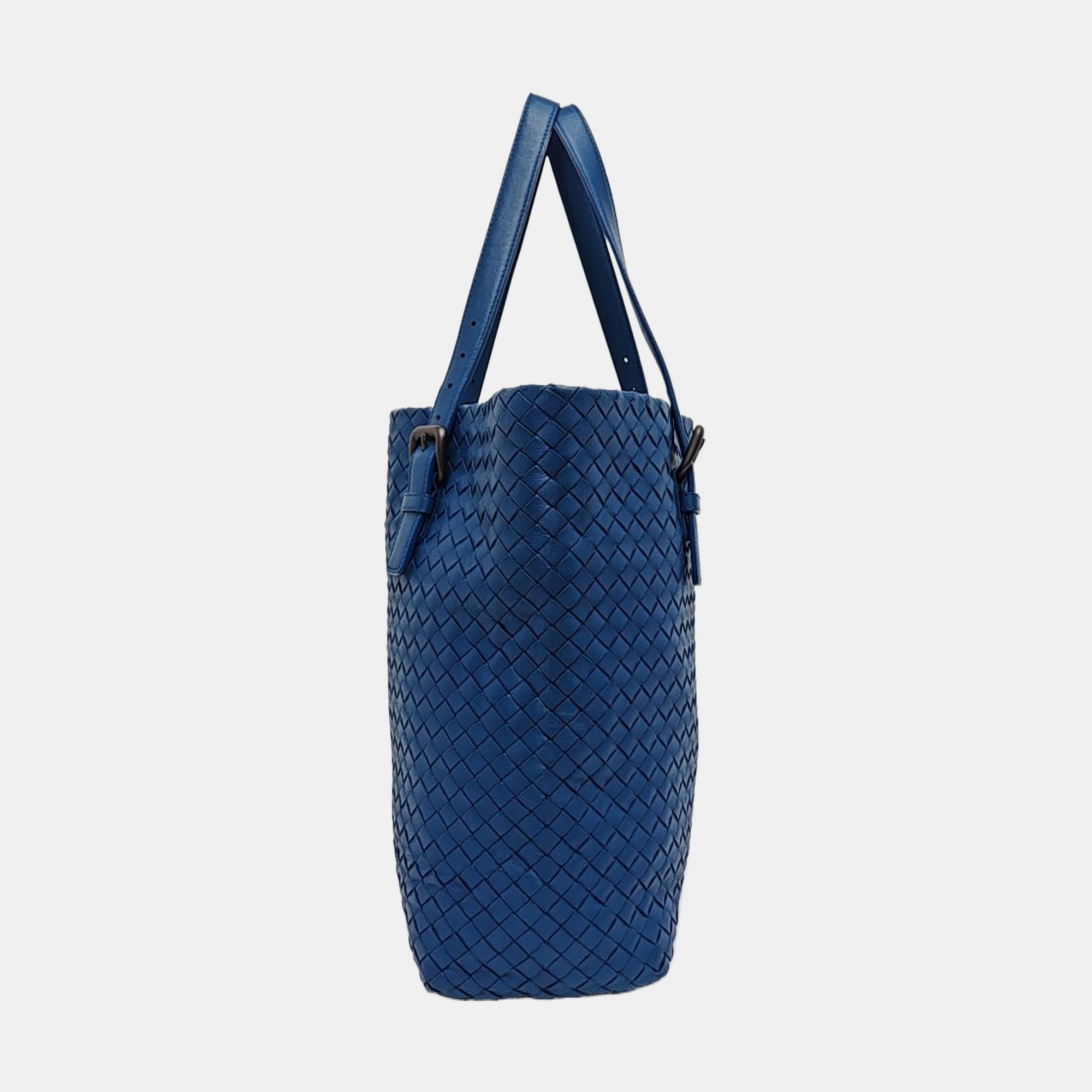Cesta de piel de cordero azul