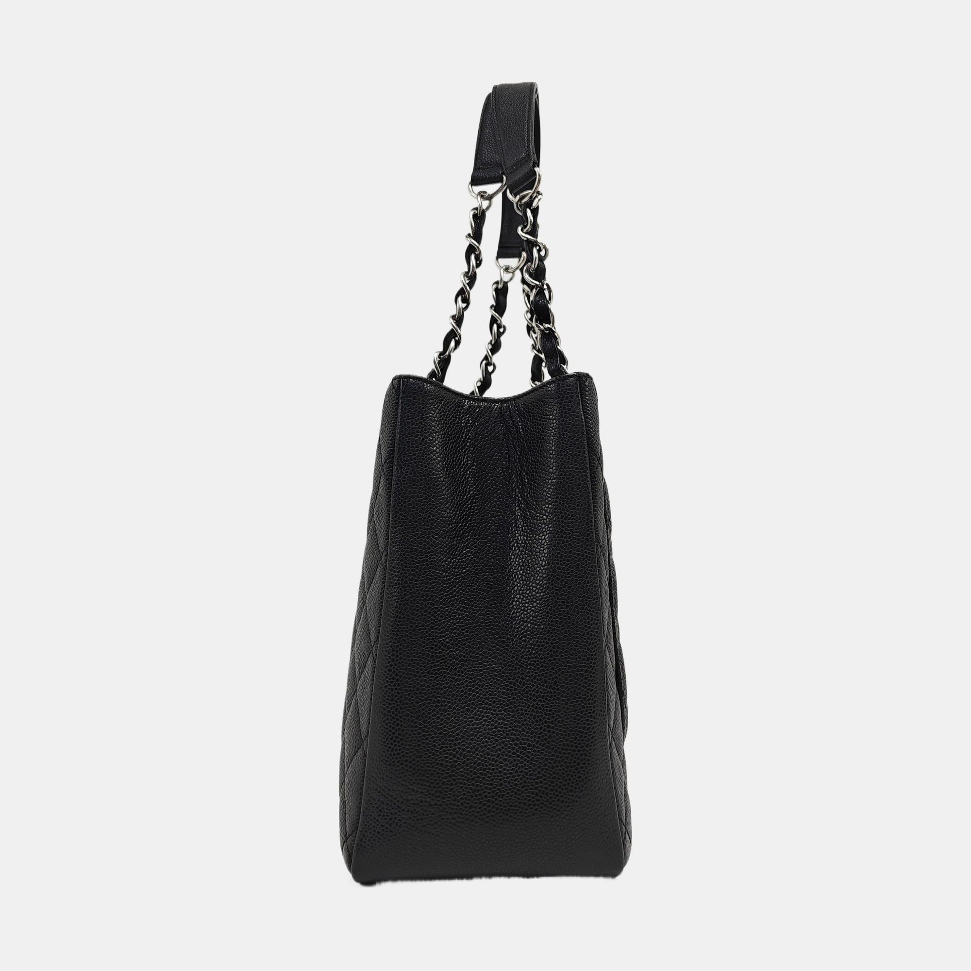 CHANEL GST Grande Piel de Becerro Granulada Acolchada Negra