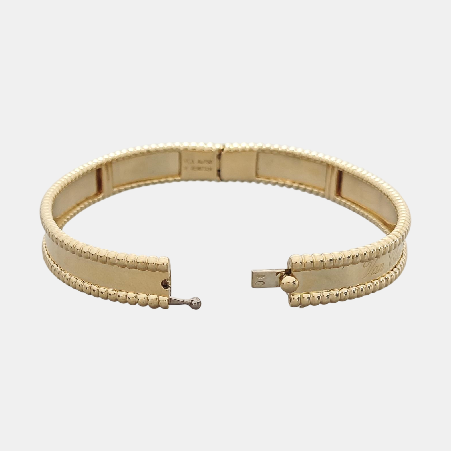 Perlée Signature 18k Gold Bangle