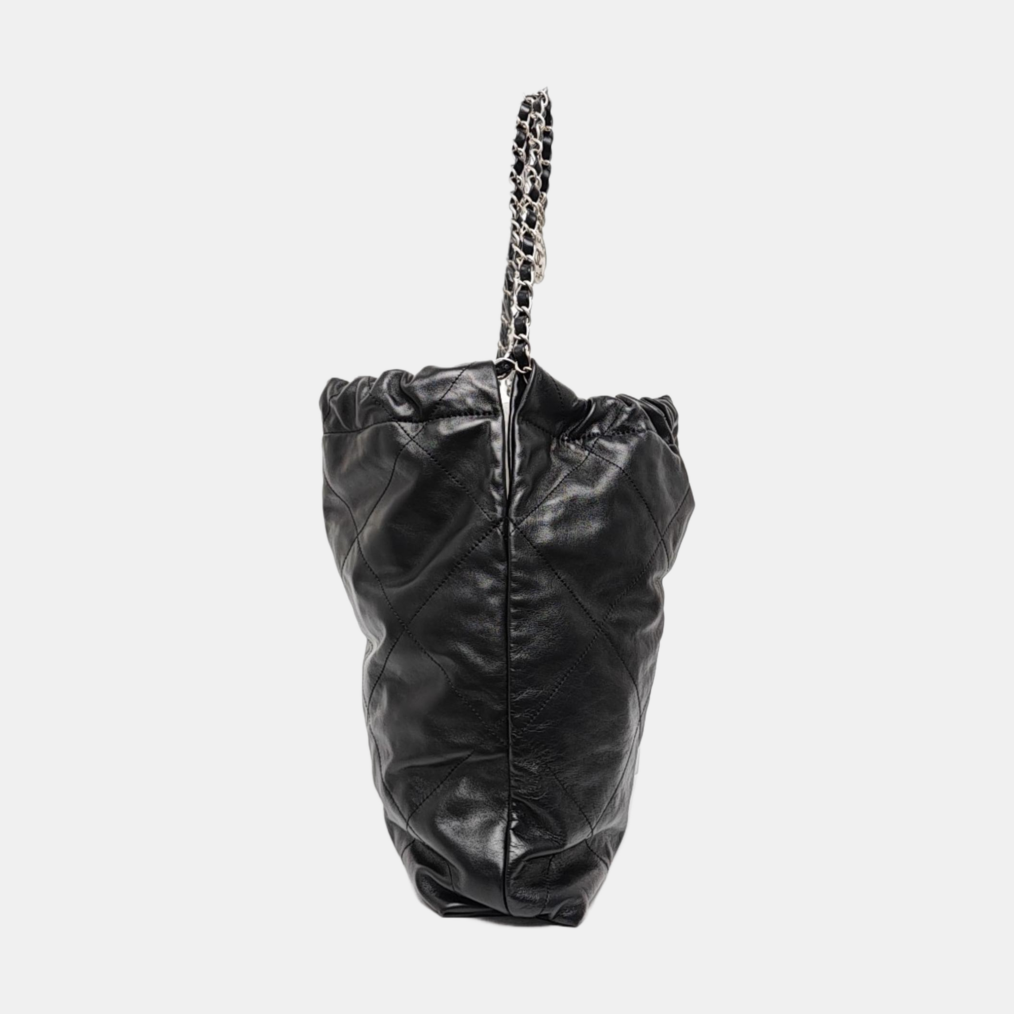 CHANEL 22 Medium Quilted Calfskin Black