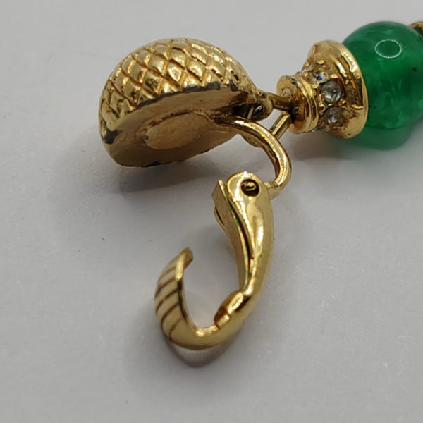 Pendientes dorados de metal con el logo CD en forma de columpio