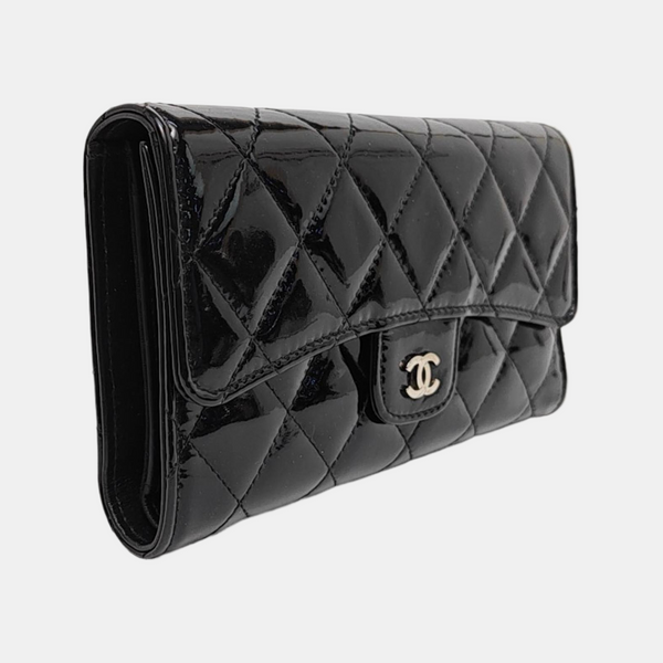 Cartera negra de piel charol acolchada CLASSIC FLAP