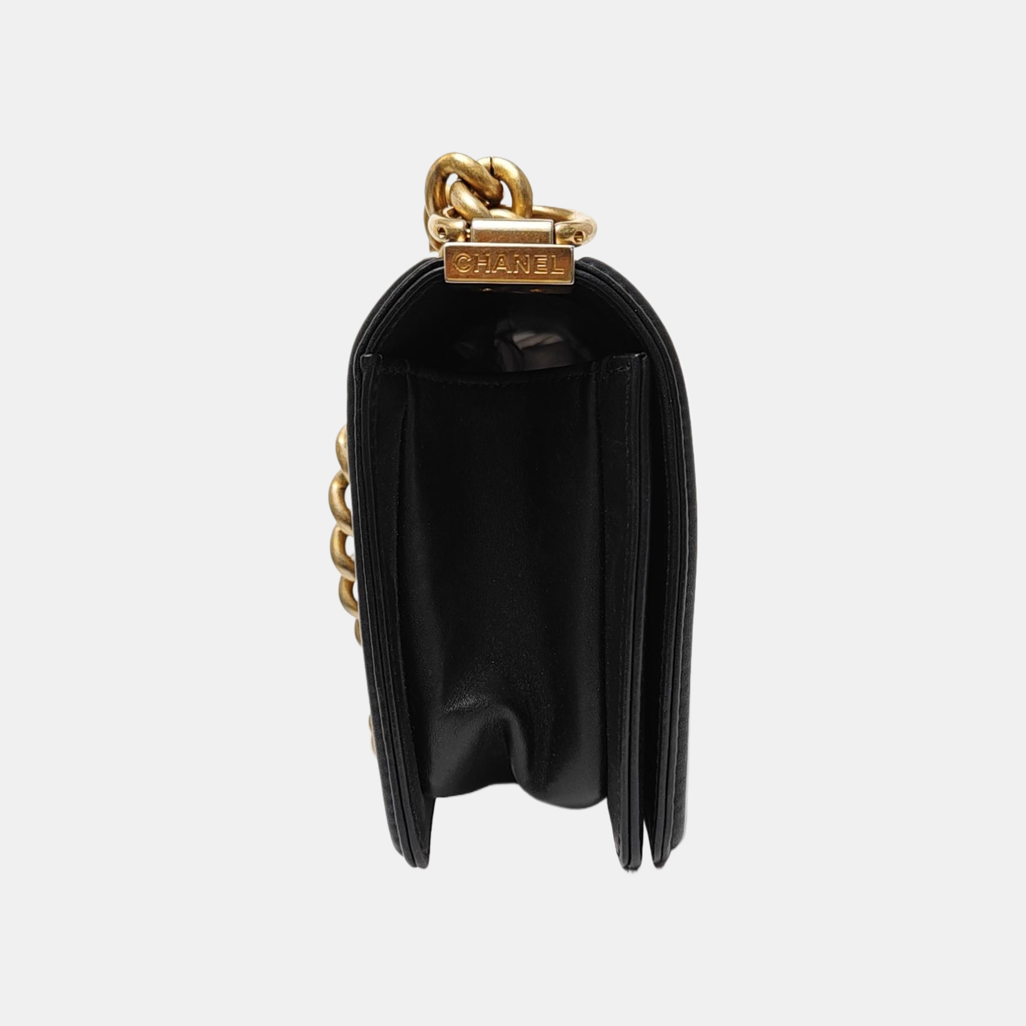 BOY CHANEL Piel de becerro Negro