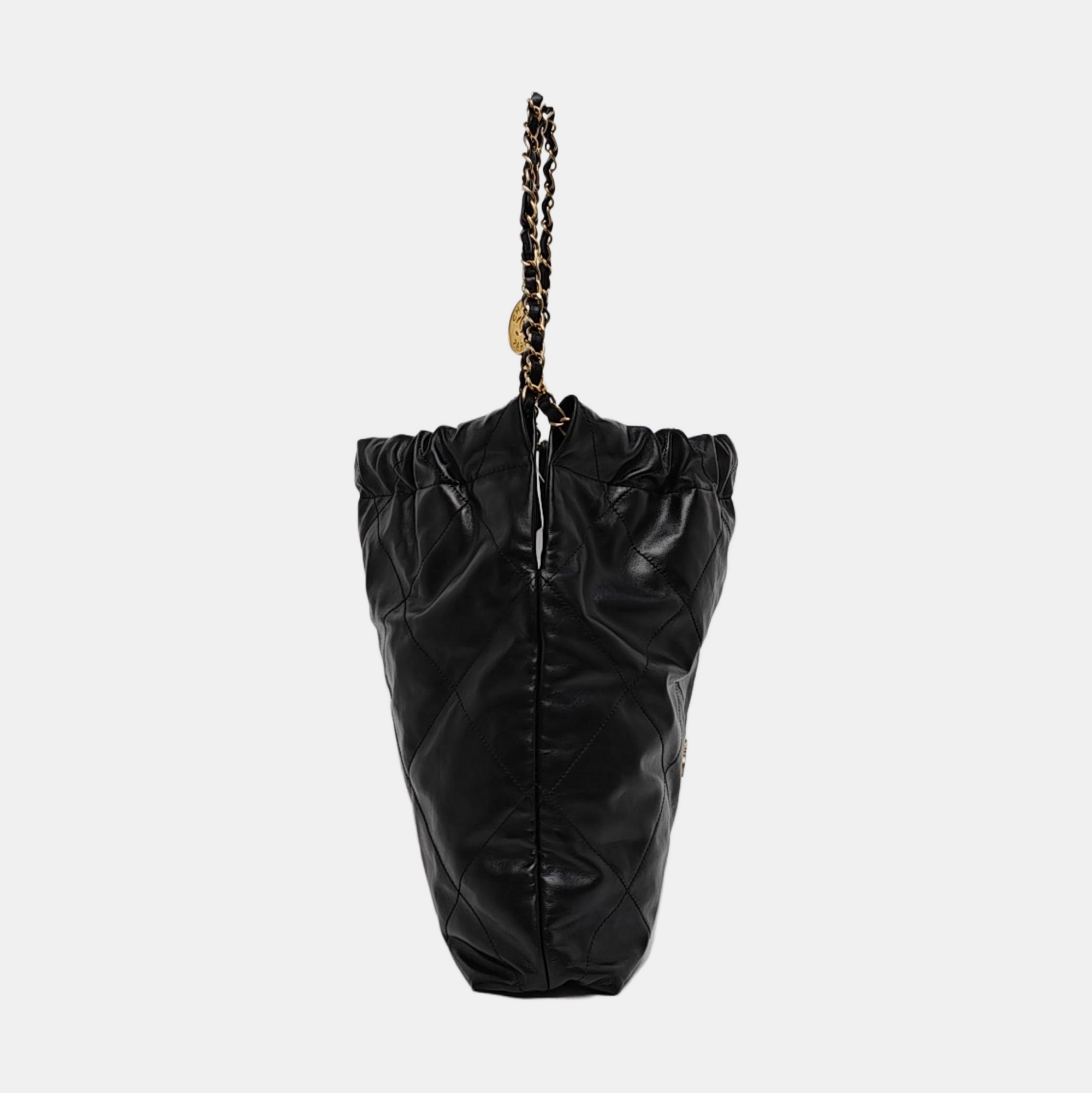 CHANEL 22 Medium Quilted Calfskin Black