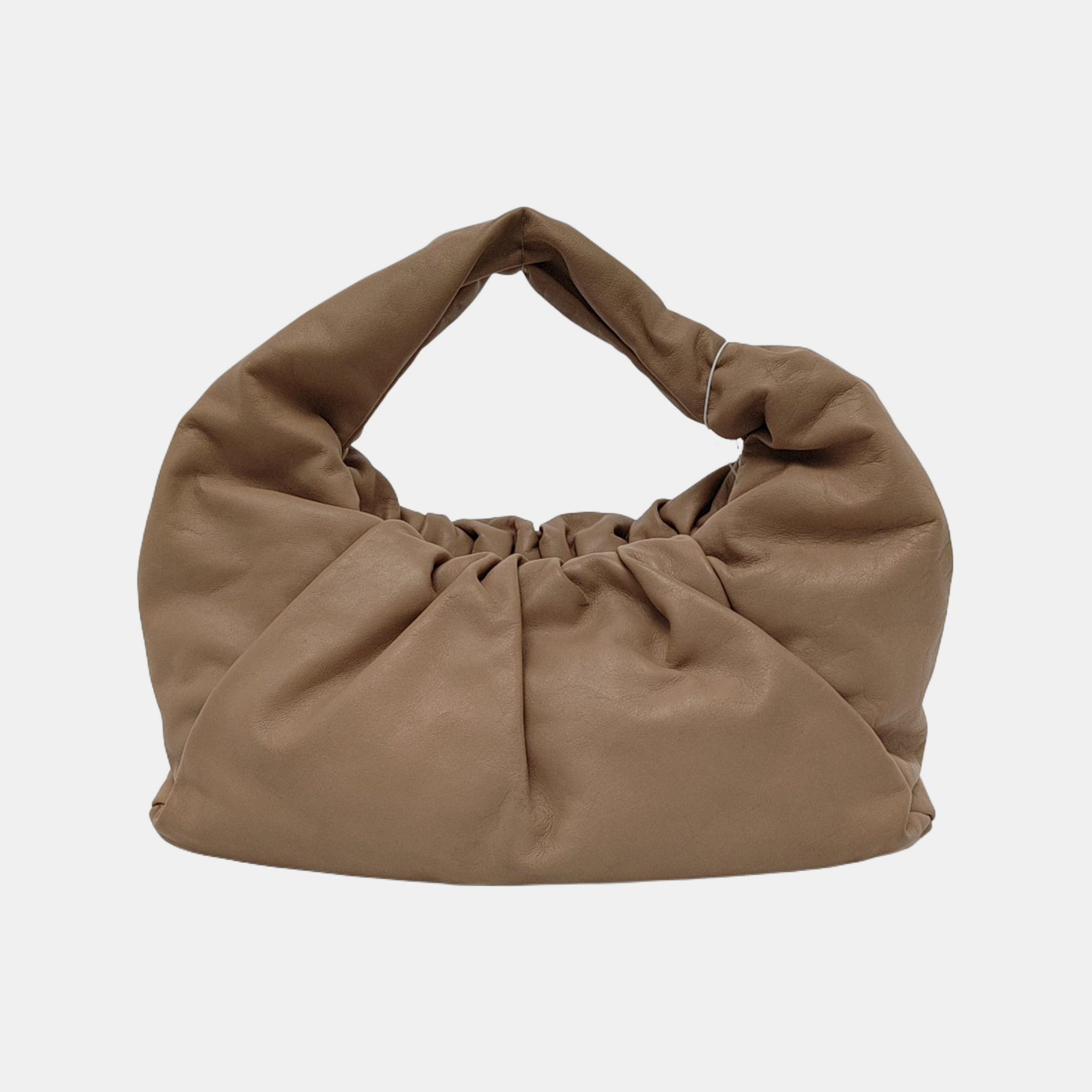 La funda de piel de becerro marrón