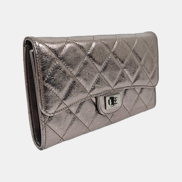 2.55 Cartera plateada de piel de becerro acolchada