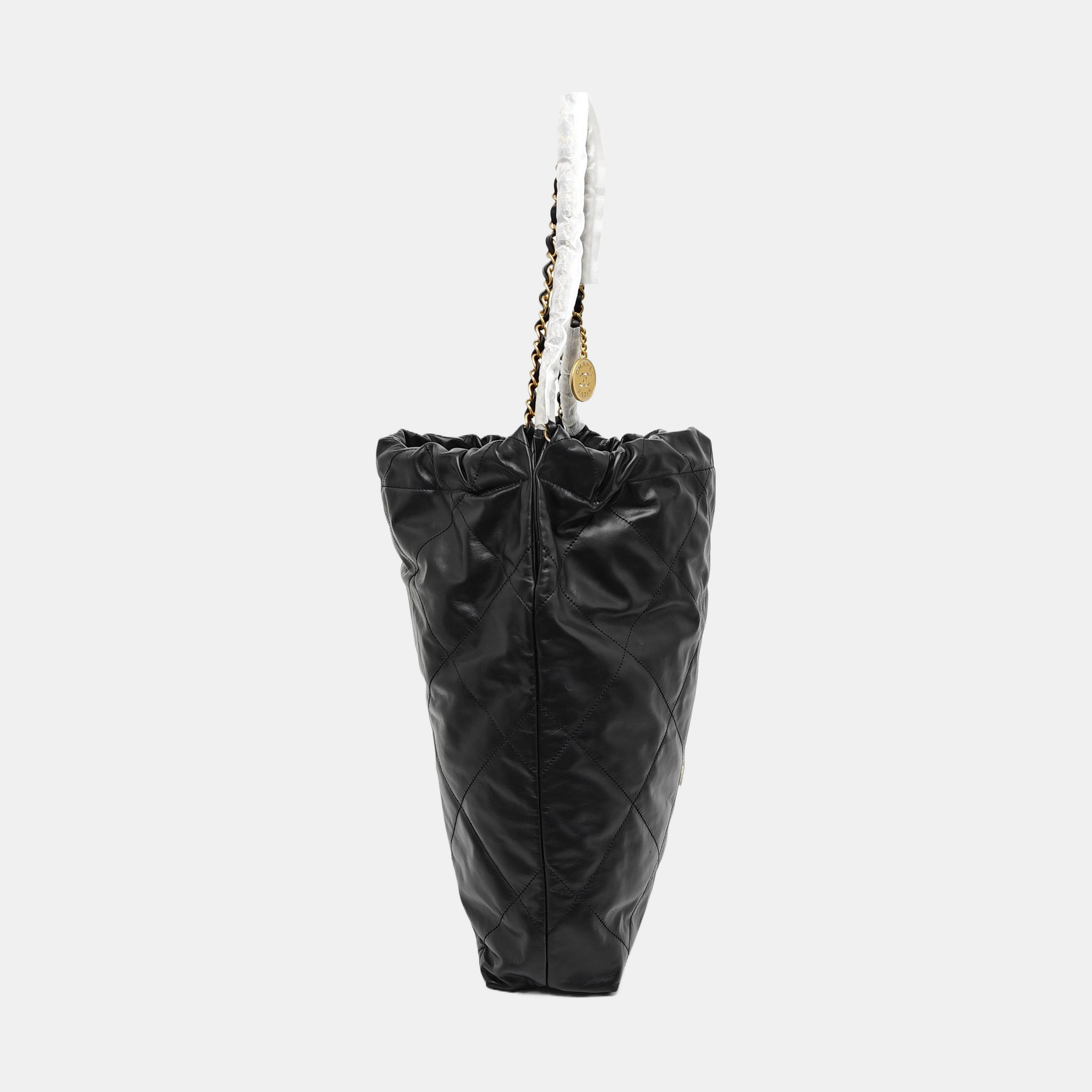 CHANEL 22 Medium Quilted Calfskin Black
