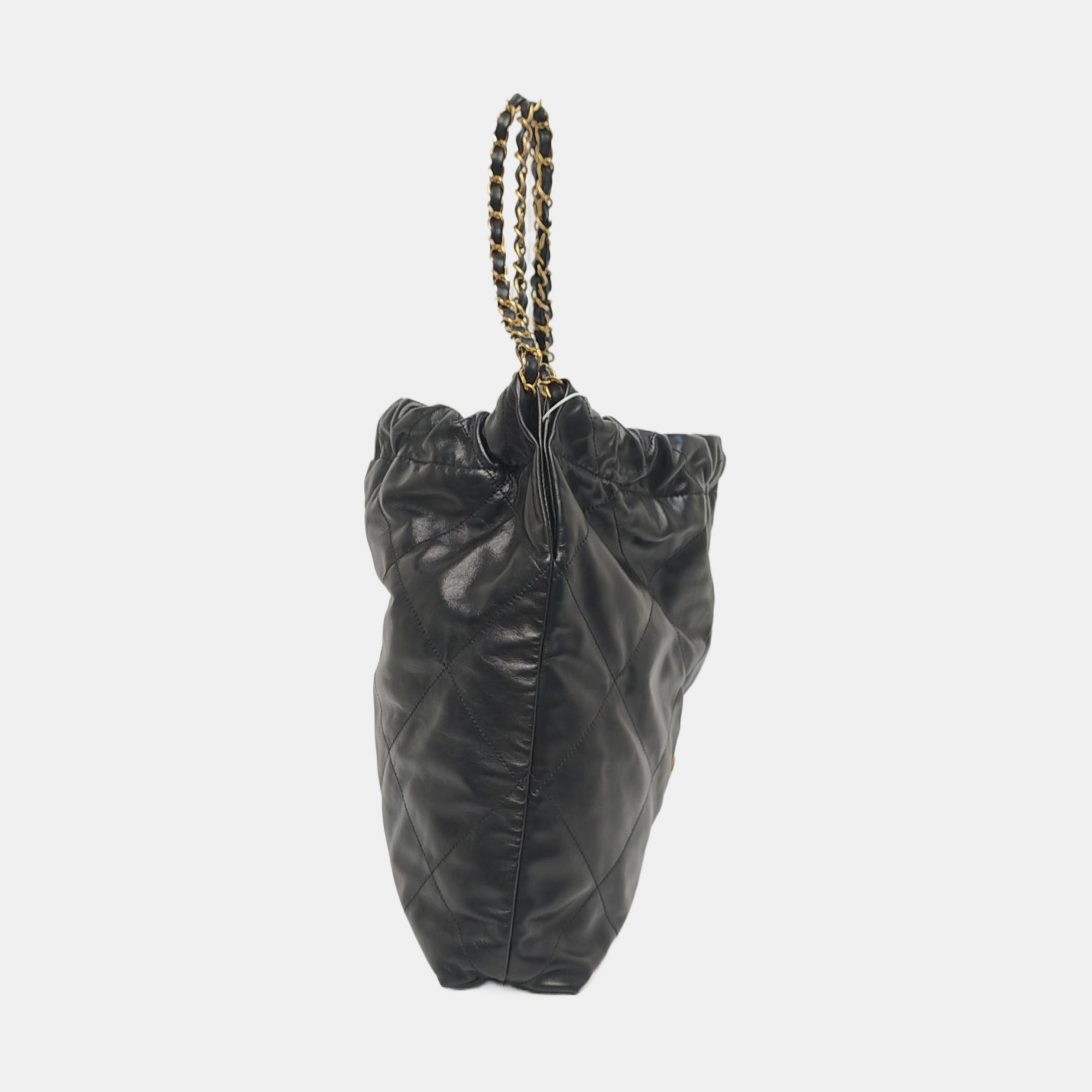 CHANEL 22 Medium Quilted Calfskin Black
