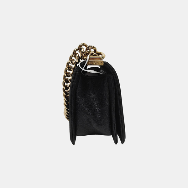 BOY CHANEL Chevron, Piel de becerro graneada acolchada negra