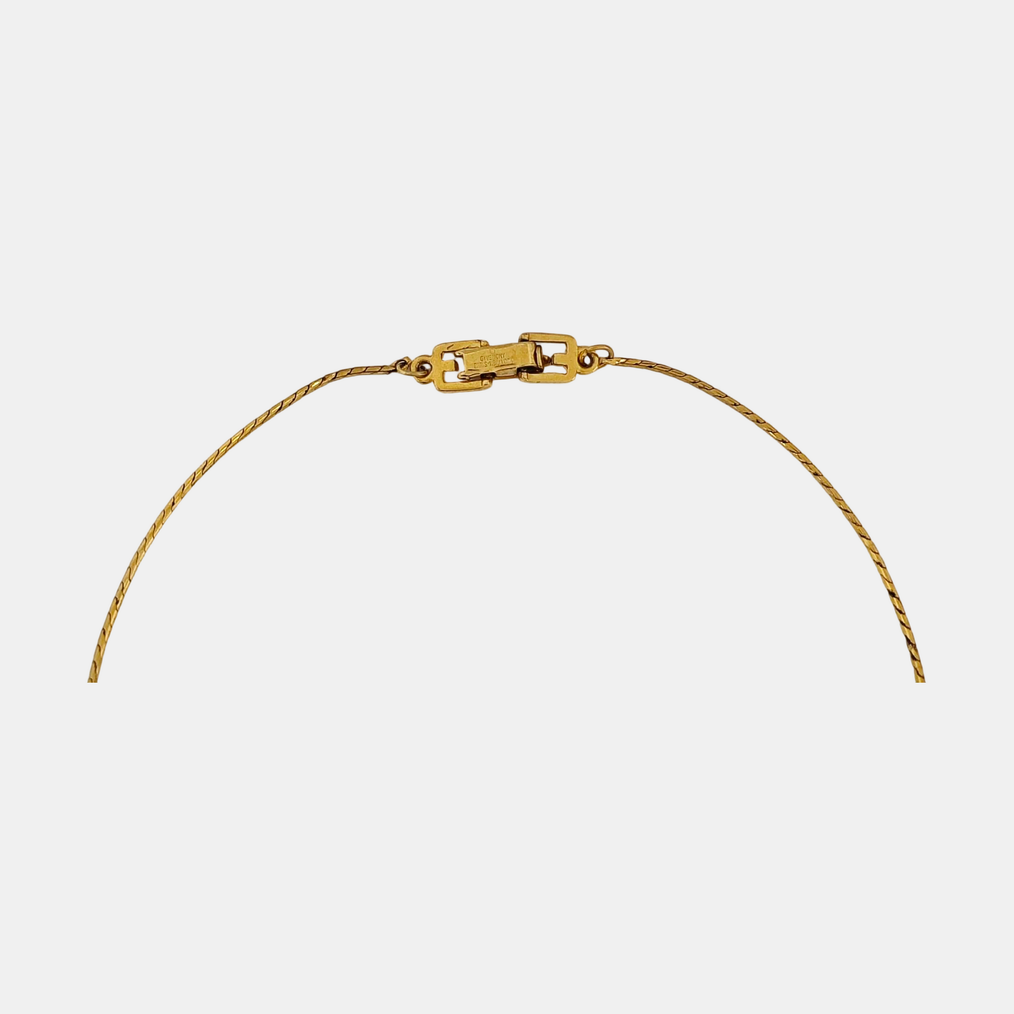 Collar dorado de metal con eslabones en G
