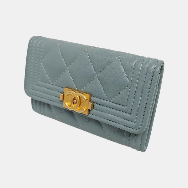 Tarjetero BOY CHANEL acolchado de piel de cordero azul