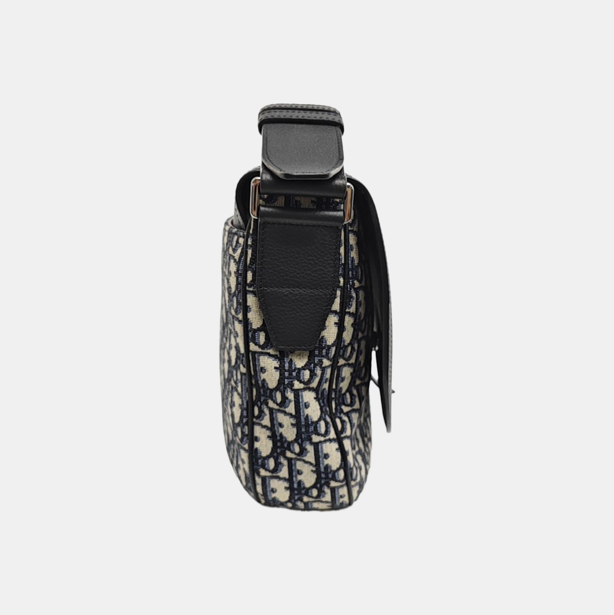 Saddle Canvas Black
