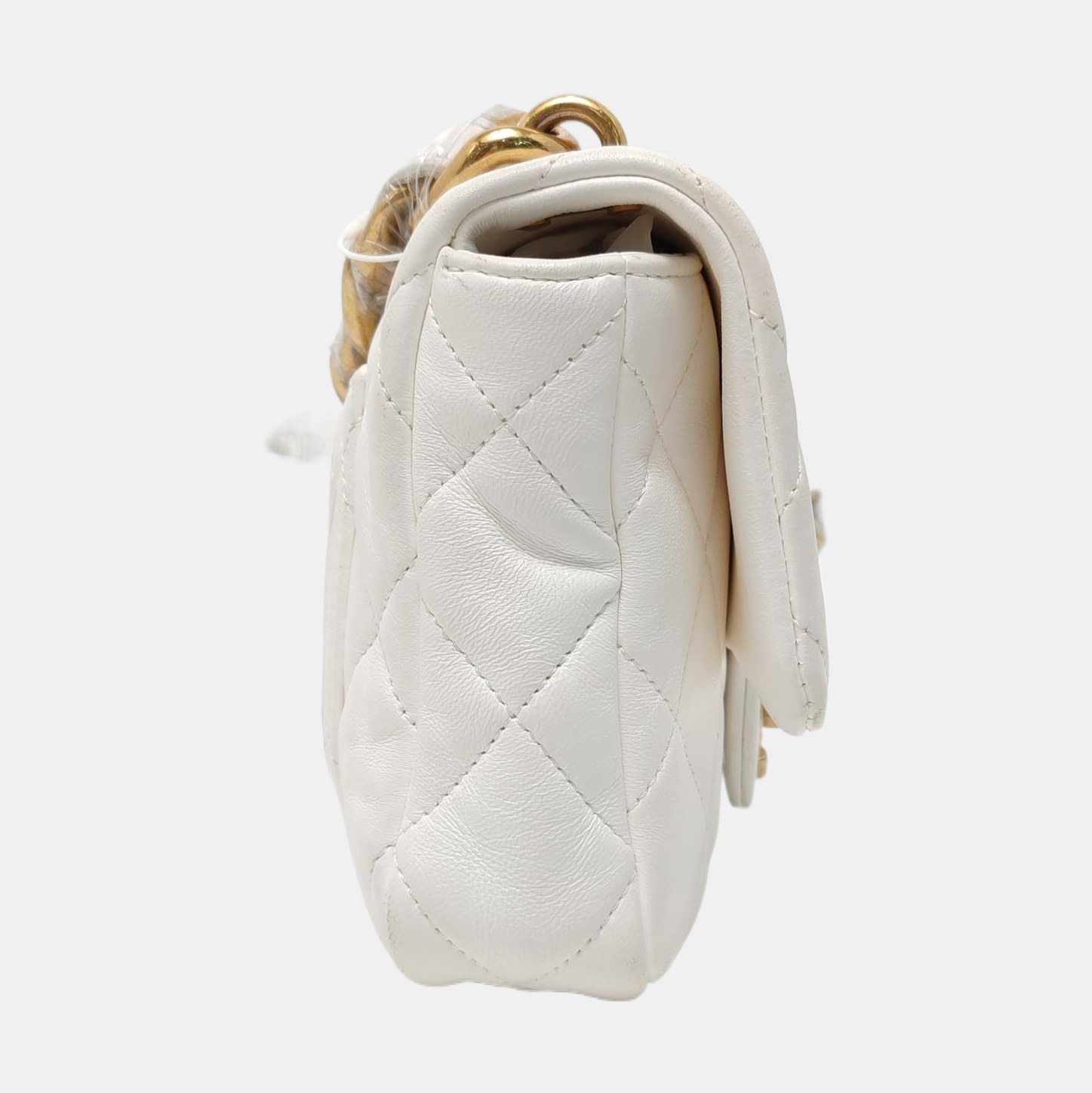 Authenticated pre-owned  CLASSIC FLAP Quilted Lambskin White - Shoulder Bag at Looply