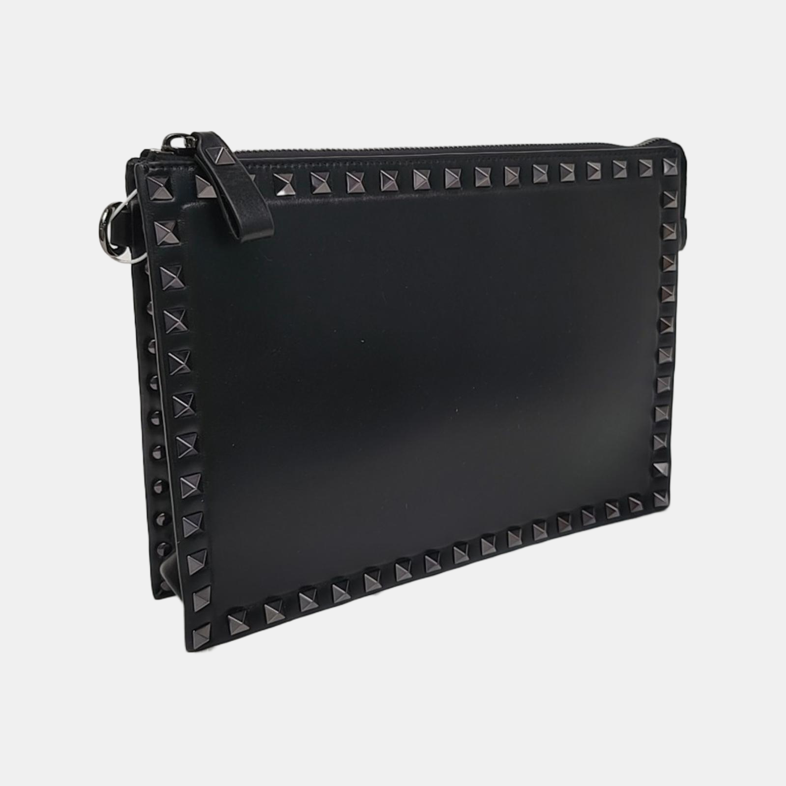 Authenticated pre-owned  Rockstud Calfskin Black - Clutch at Looply