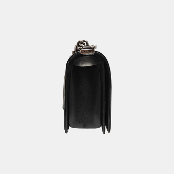 BOY CHANEL Mediano de charol acolchado negro