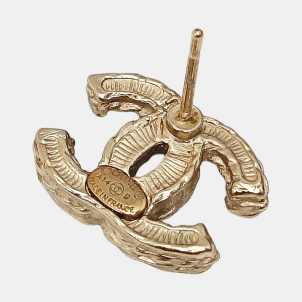 Pendientes de botón metálicos dorados con el logotipo CC