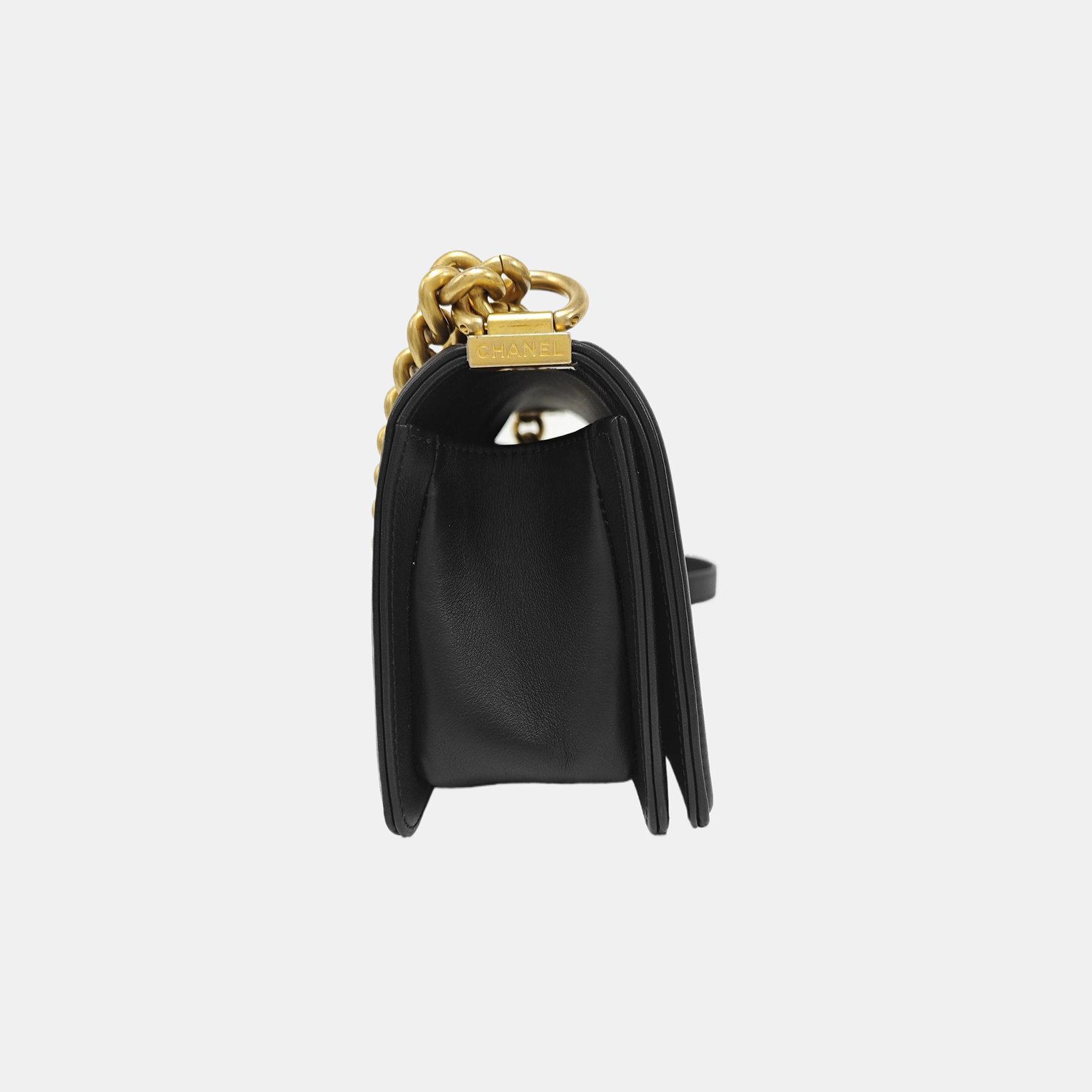 BOY CHANEL Piel de becerro Chevron pequeña negra