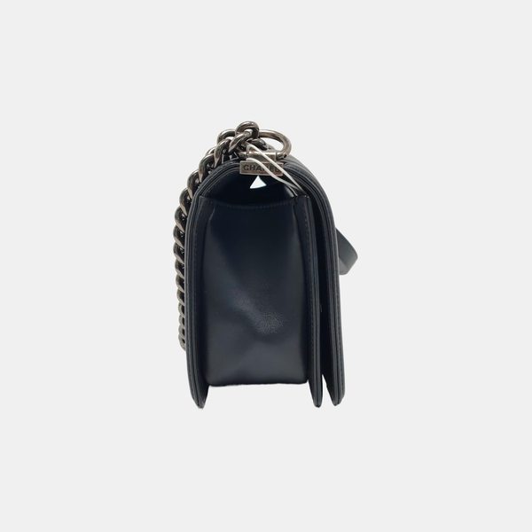 Authenticated pre-owned  BOY CHANEL Medium Chevron Calfskin Black - Shoulder Bag at Looply