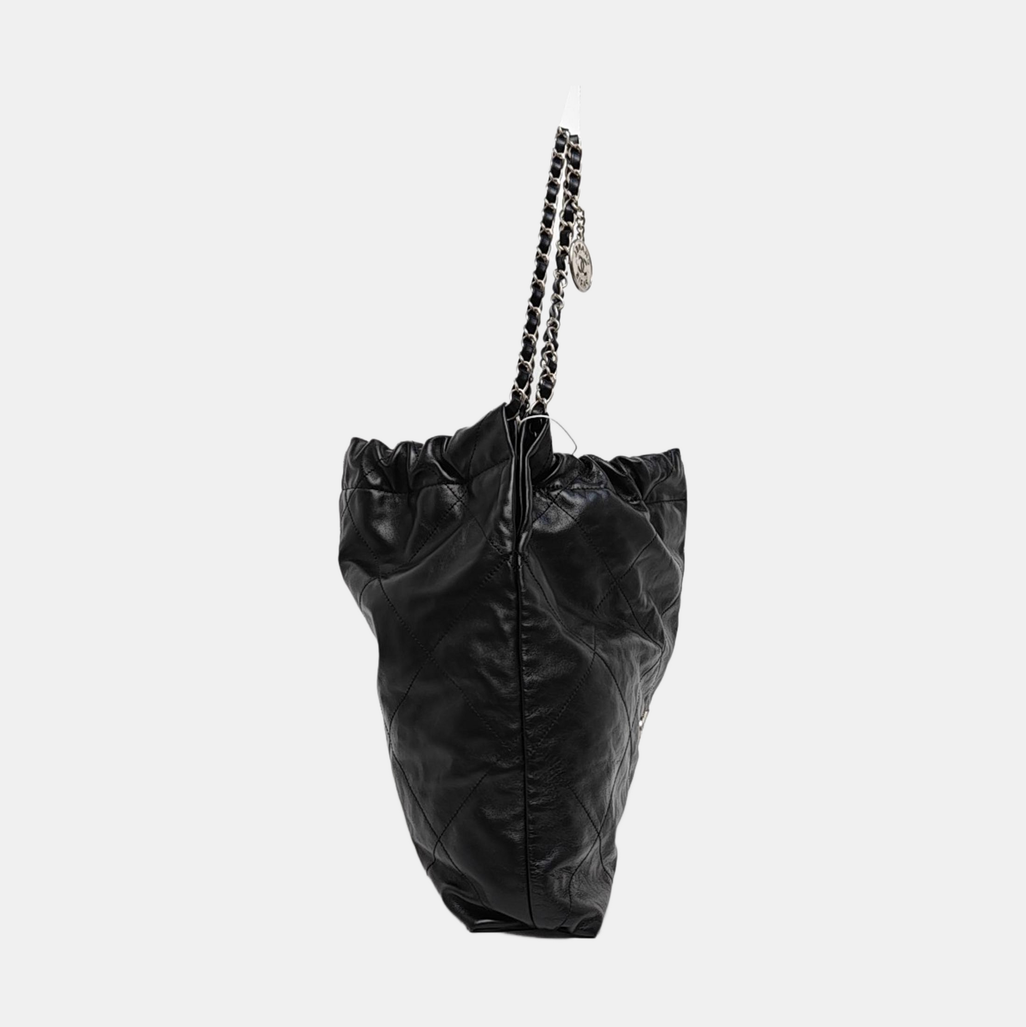 CHANEL 22 Medium Quilted Calfskin Black