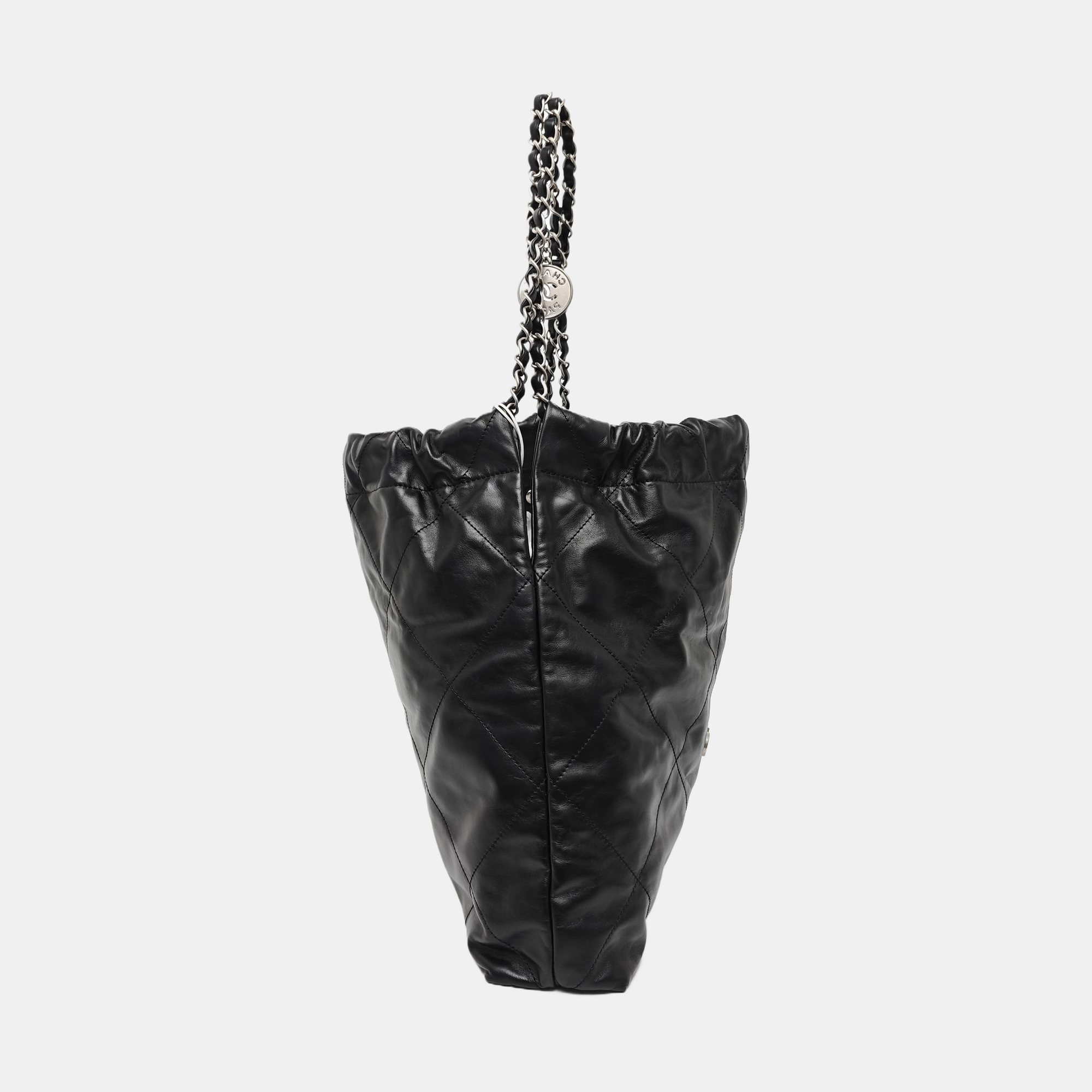 CHANEL 22 Medium Quilted Calfskin Black