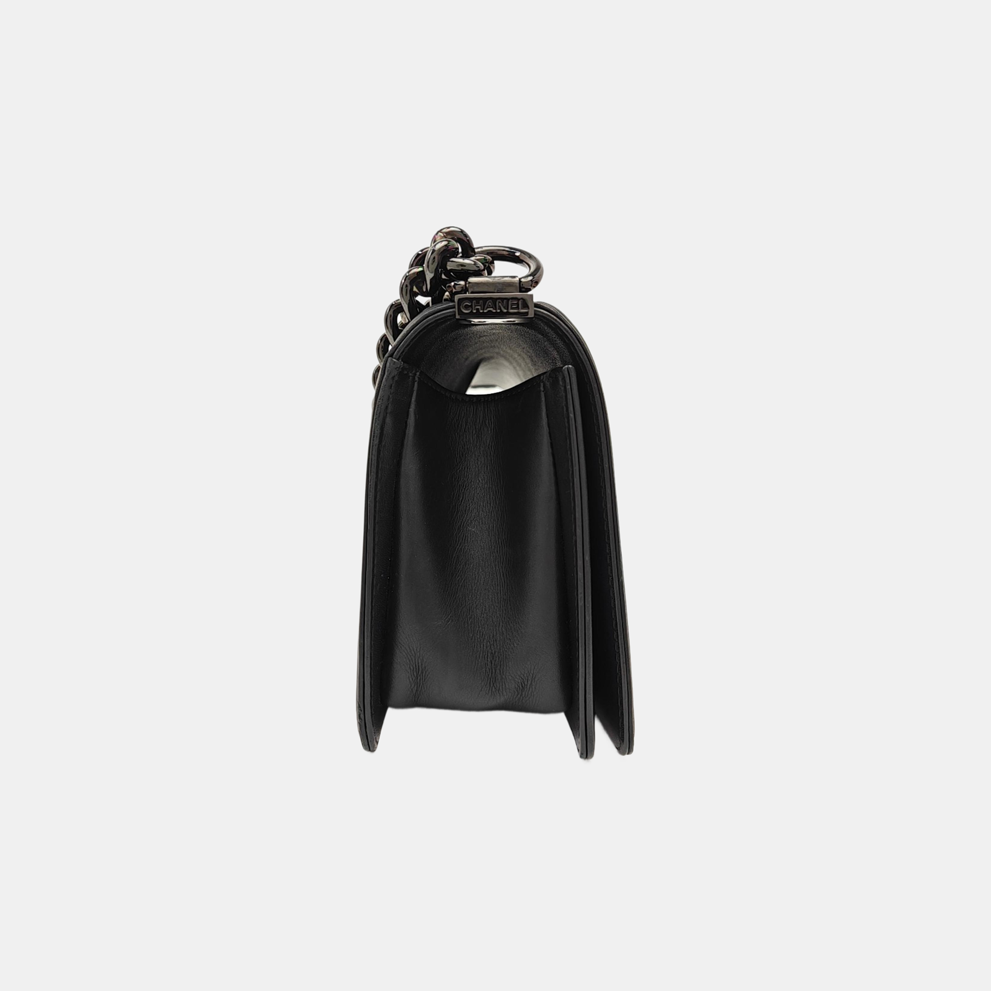 BOY CHANEL Medium Chevron Calfskin Black