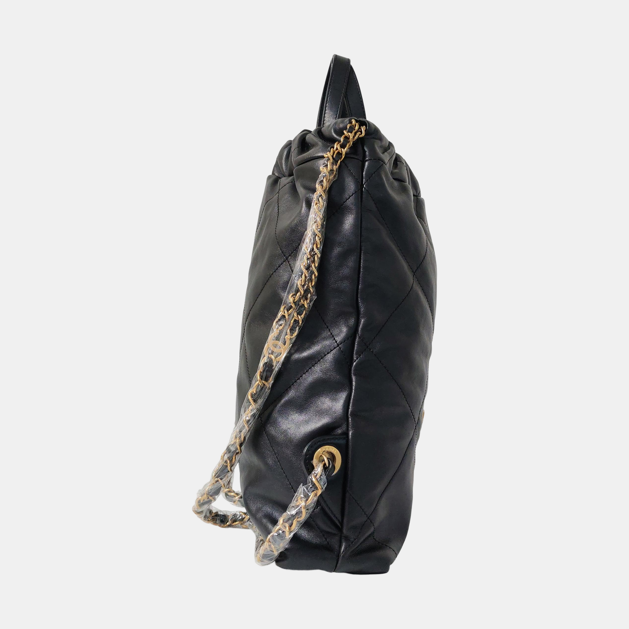 CHANEL 22 Piel de becerro acolchada pequeña negra