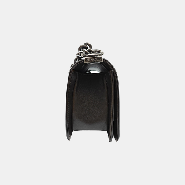 BOY CHANEL Chevron, Piel de becerro acolchada marrón