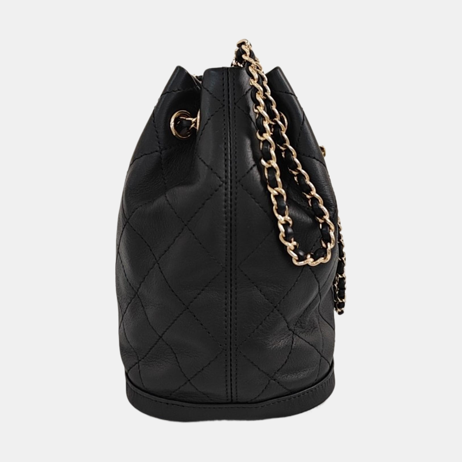 CC DRAWSTRING BUCKET Small Quilted Calfskin Black