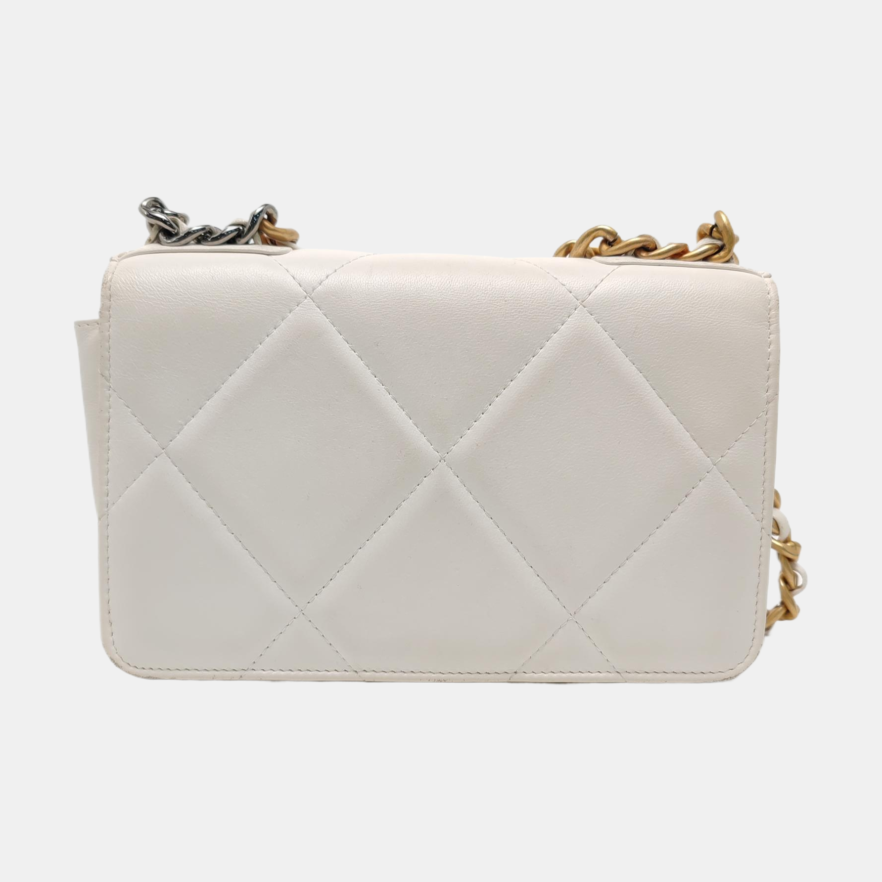 CHANEL 19 Piel de Cordero Acolchada Blanca