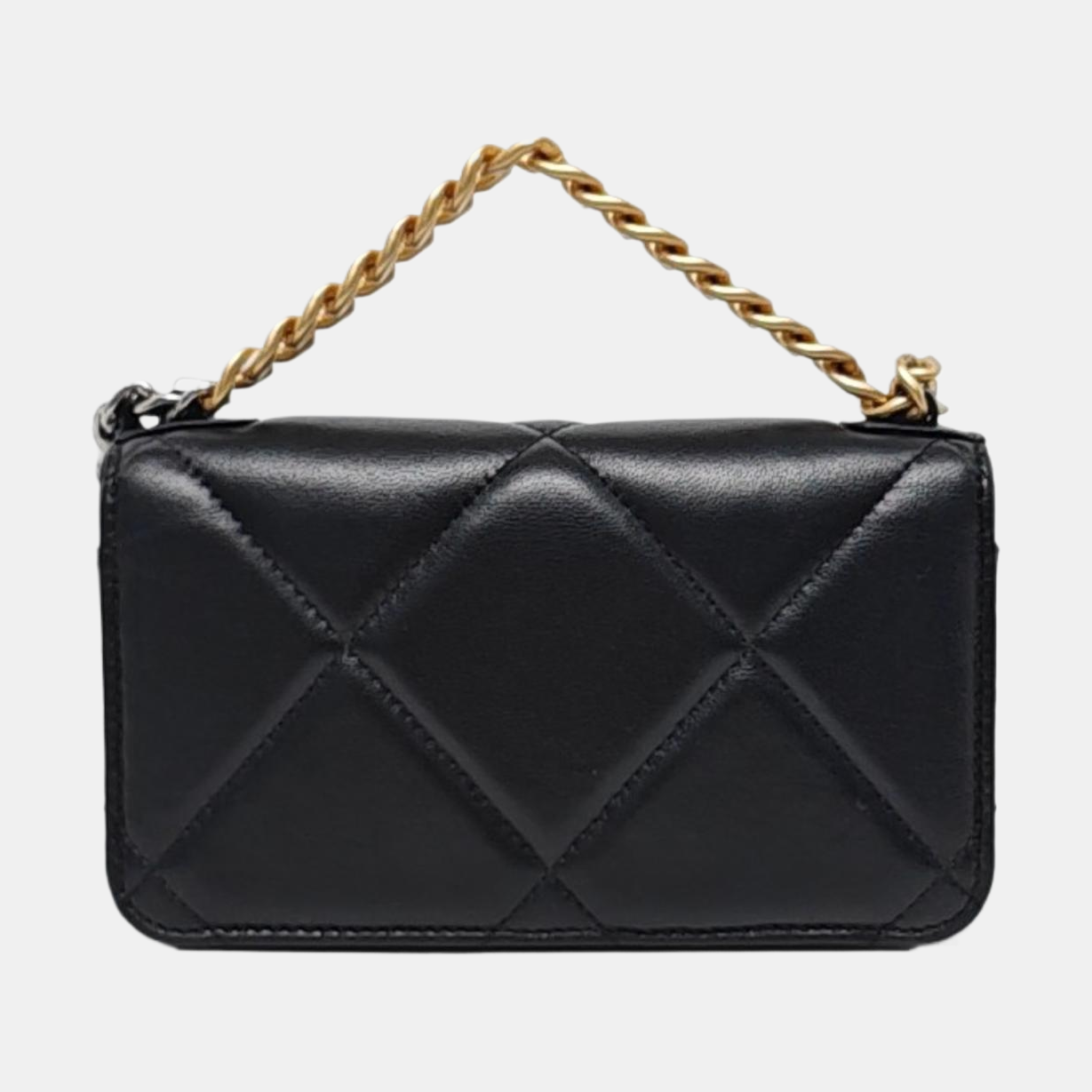 CHANEL 19 WOC Piel de Cordero Acolchada Negra