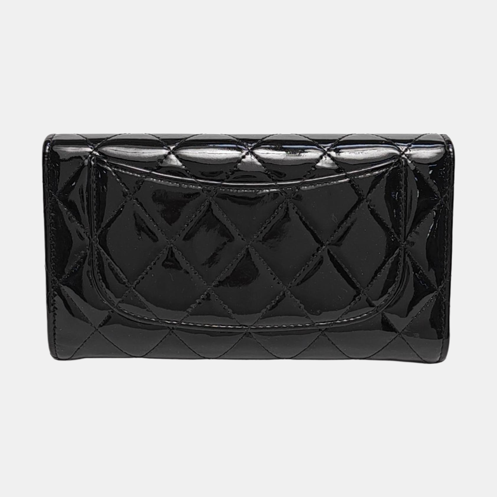 Cartera negra de piel charol acolchada CLASSIC FLAP