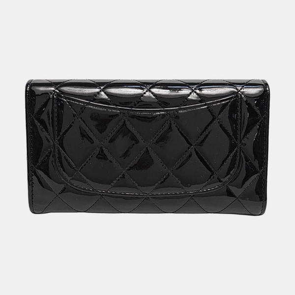 Cartera negra de piel charol acolchada CLASSIC FLAP
