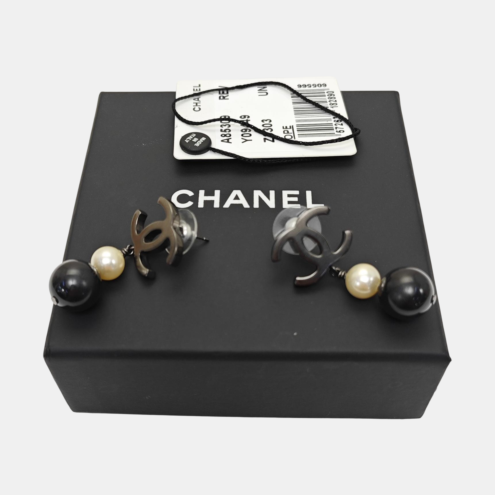 CC Logo Metal Black Earrings