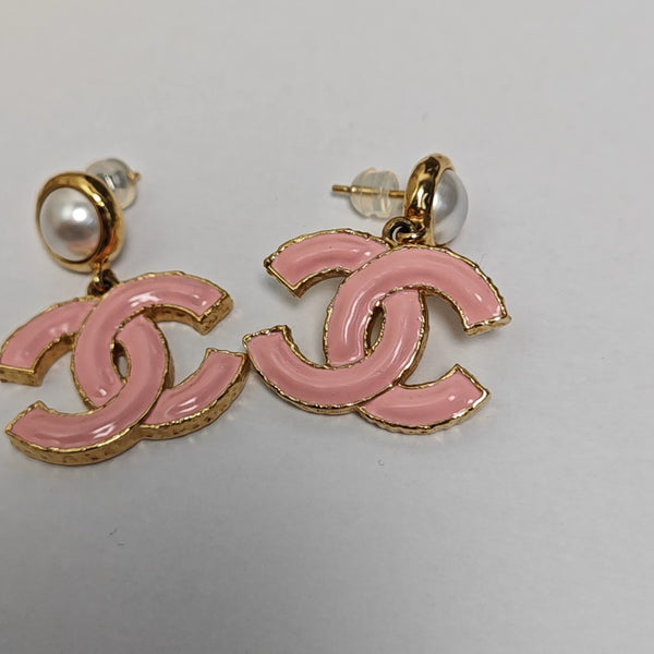 Pendientes con logo CC de metal rosa