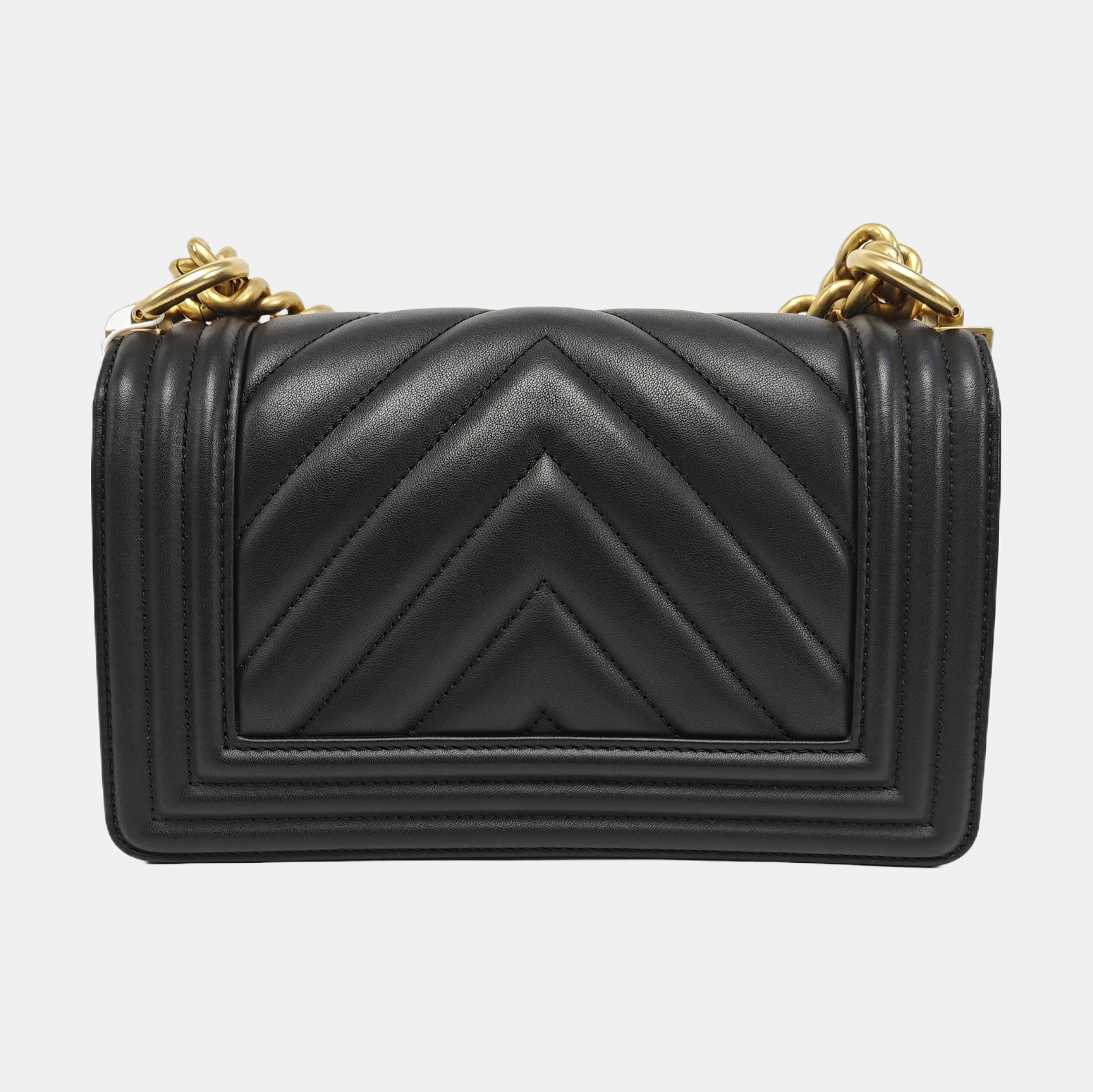 BOY CHANEL Piel de becerro Chevron pequeña negra
