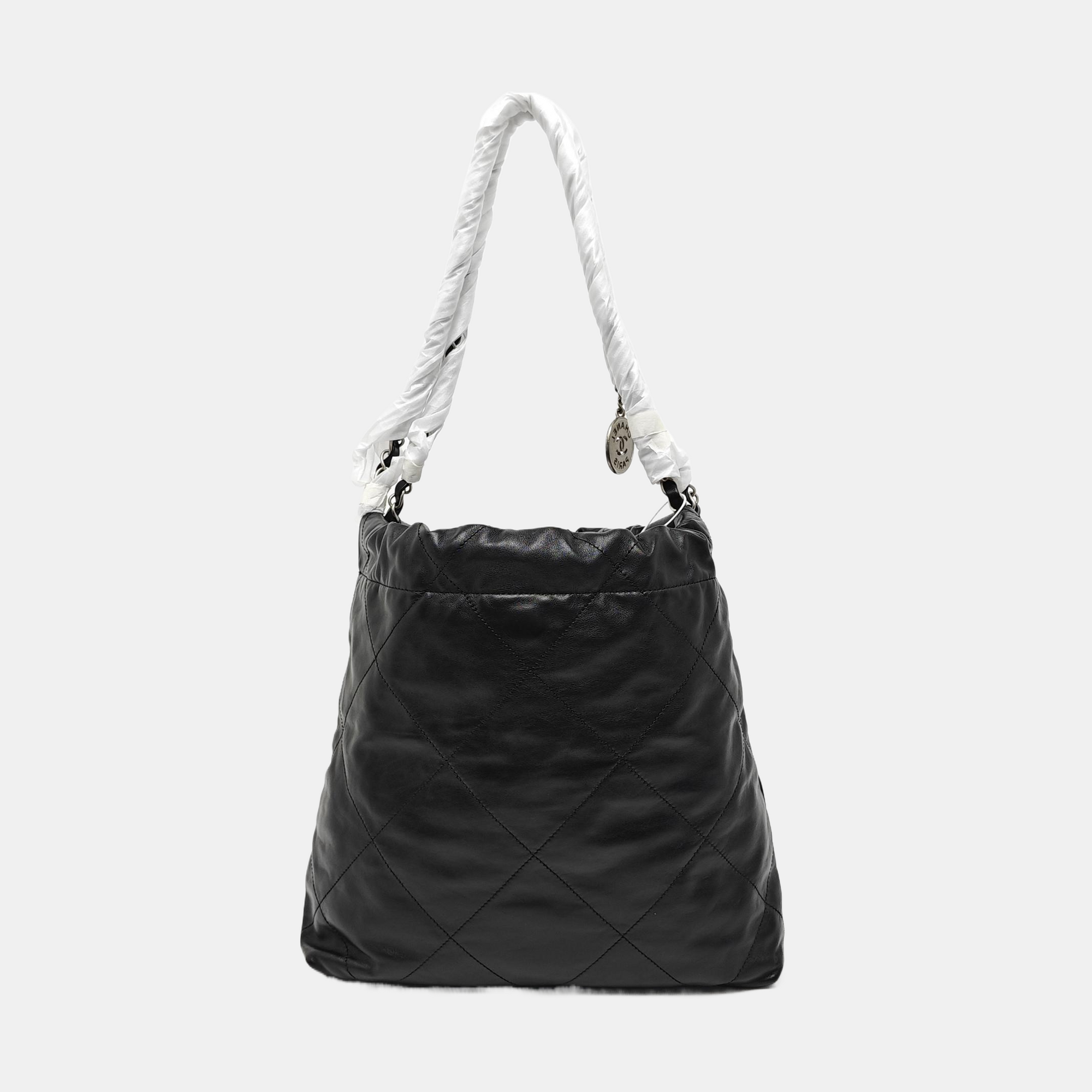 CHANEL 22 Small Quilted Calfskin Black