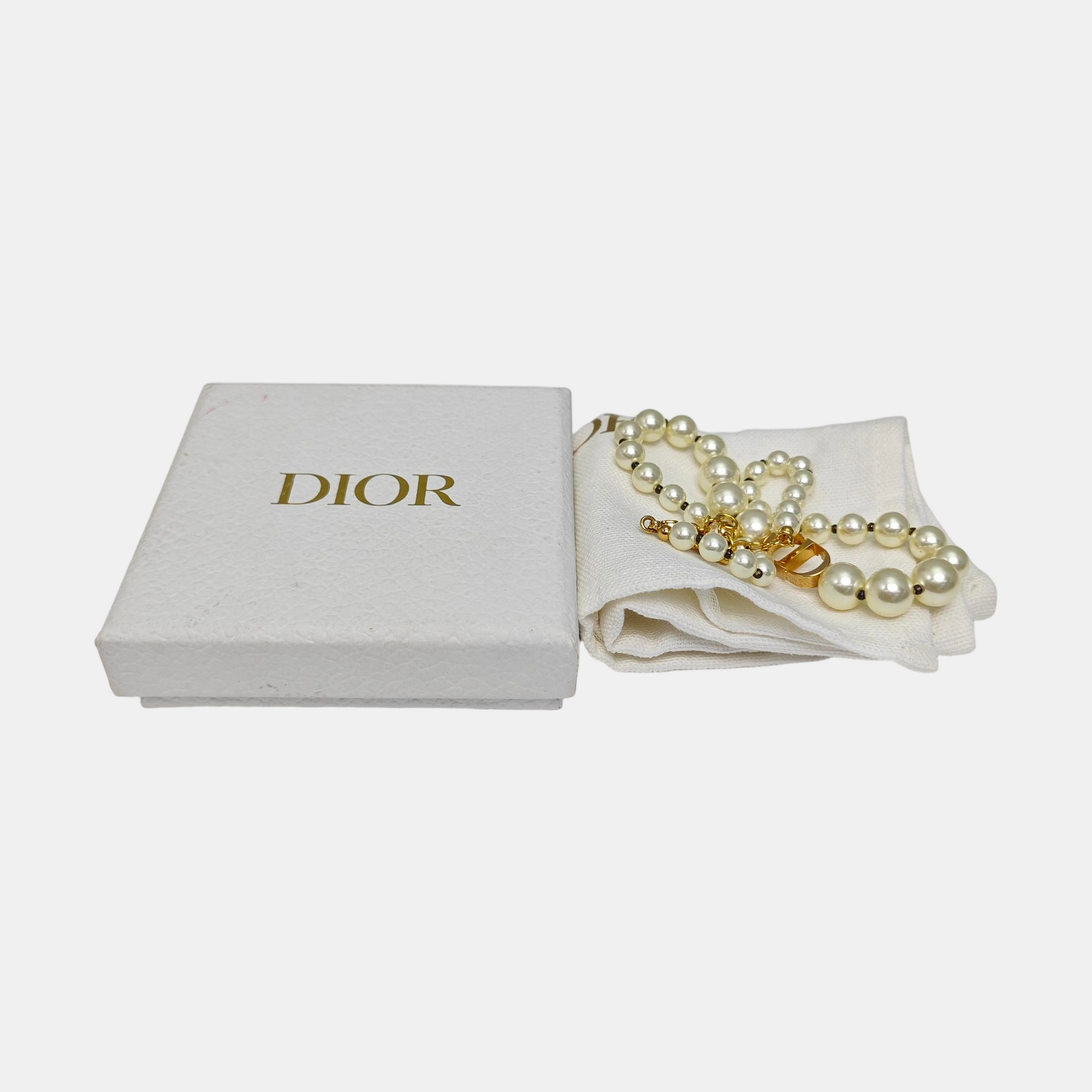 30 Montaigne Metal White Necklace