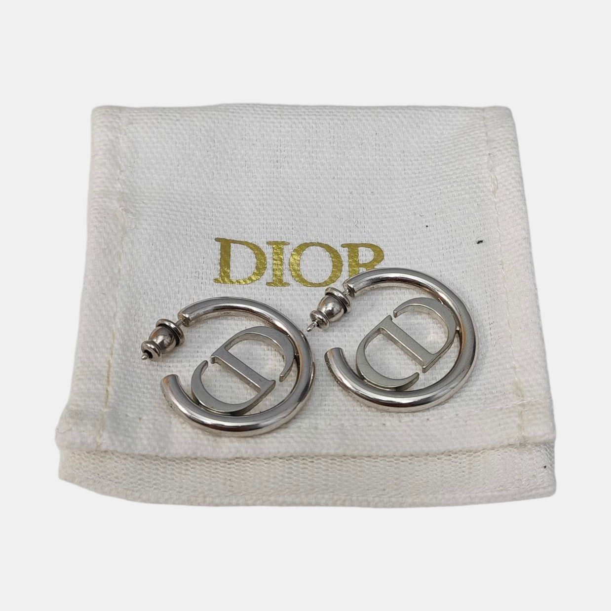 30 Montaigne Metal Silver Stud Earrings
