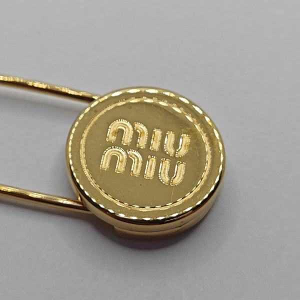 Broche de oro de metal