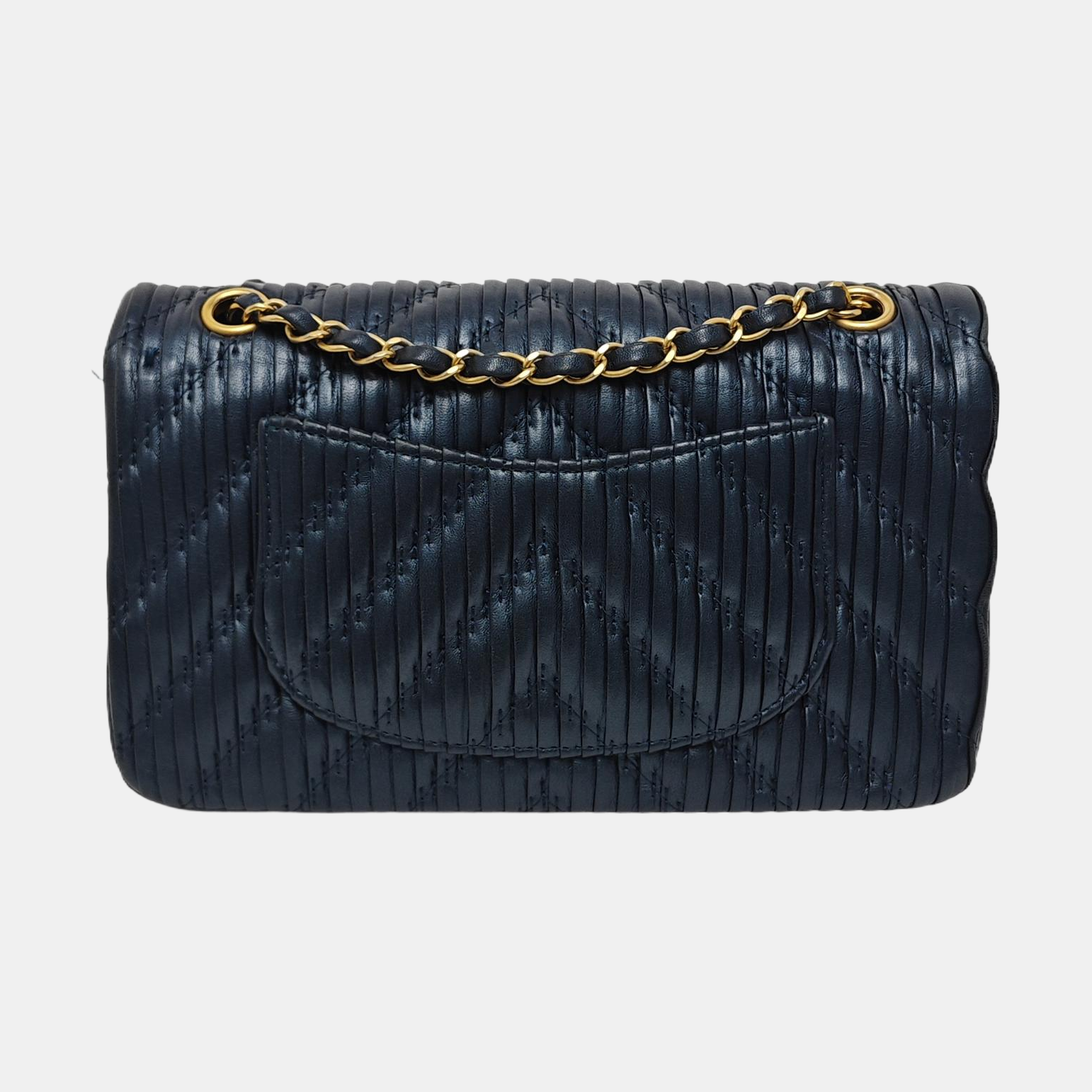 Authenticated pre-owned  CLASSIC FLAP Medium Chevron, Quilted Lambskin Blue - Crossbody Bag at Looply