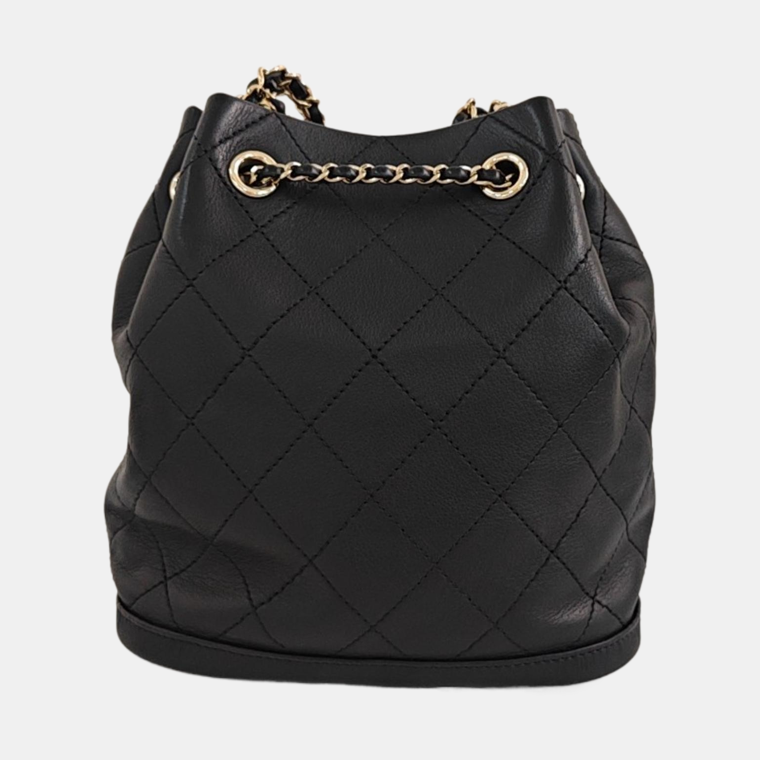 CC DRAWSTRING BUCKET Small Quilted Calfskin Black