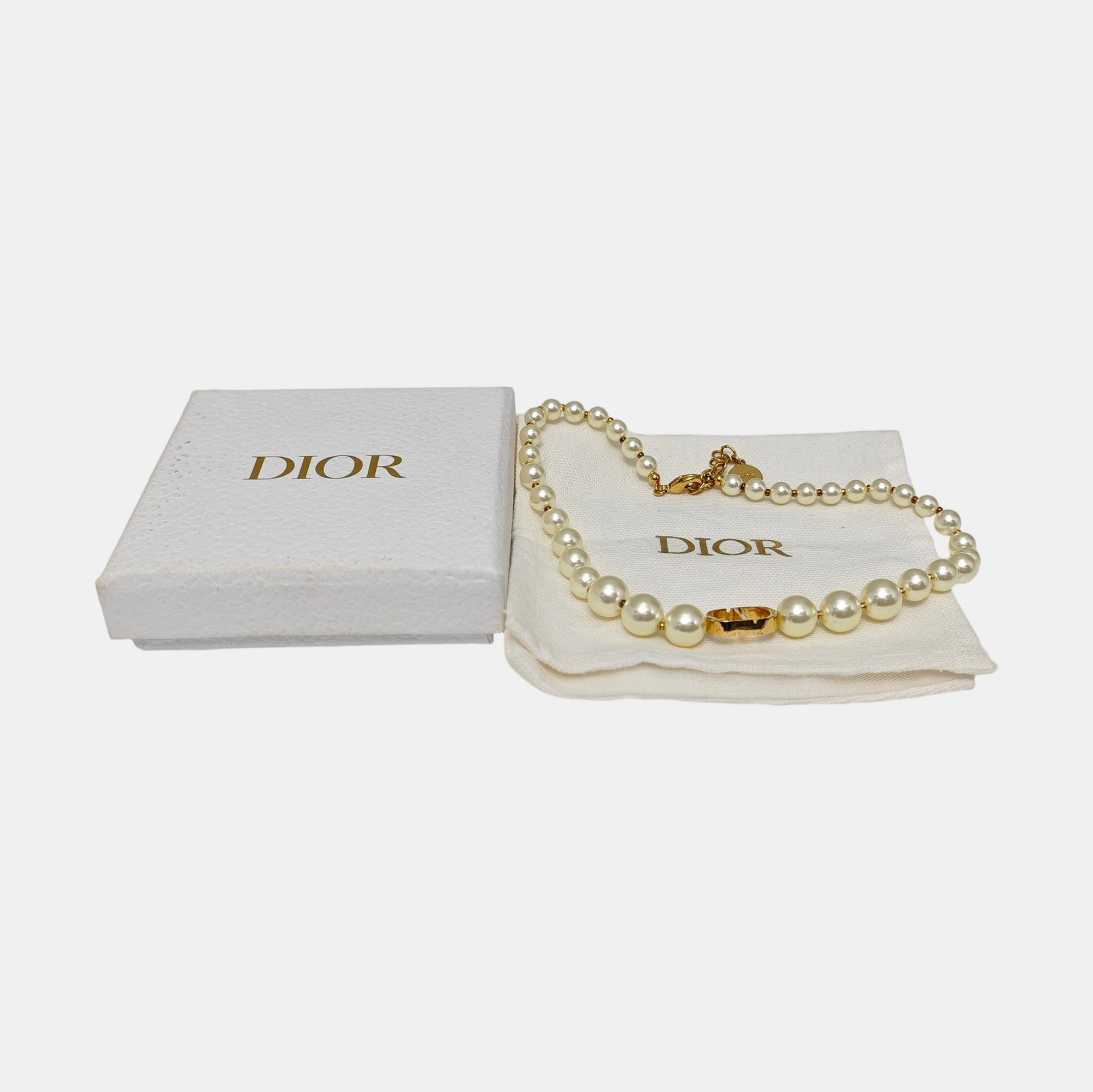 30 Montaigne Metal White Necklace