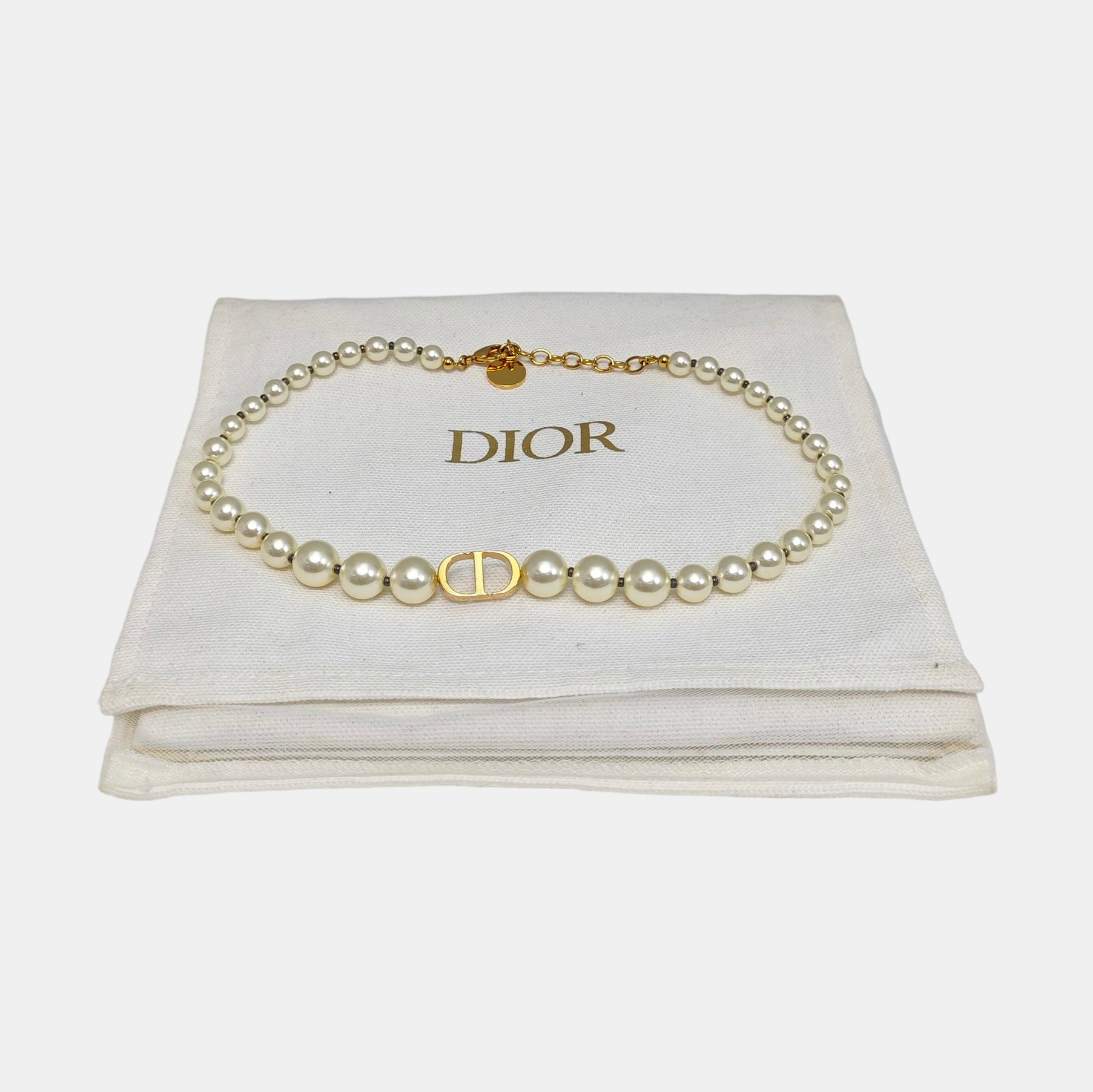 30 Montaigne Metal White Necklace