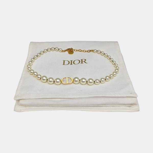30 Montaigne Metal White Necklace
