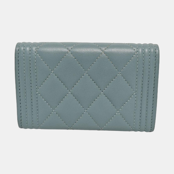 Tarjetero BOY CHANEL acolchado de piel de cordero azul