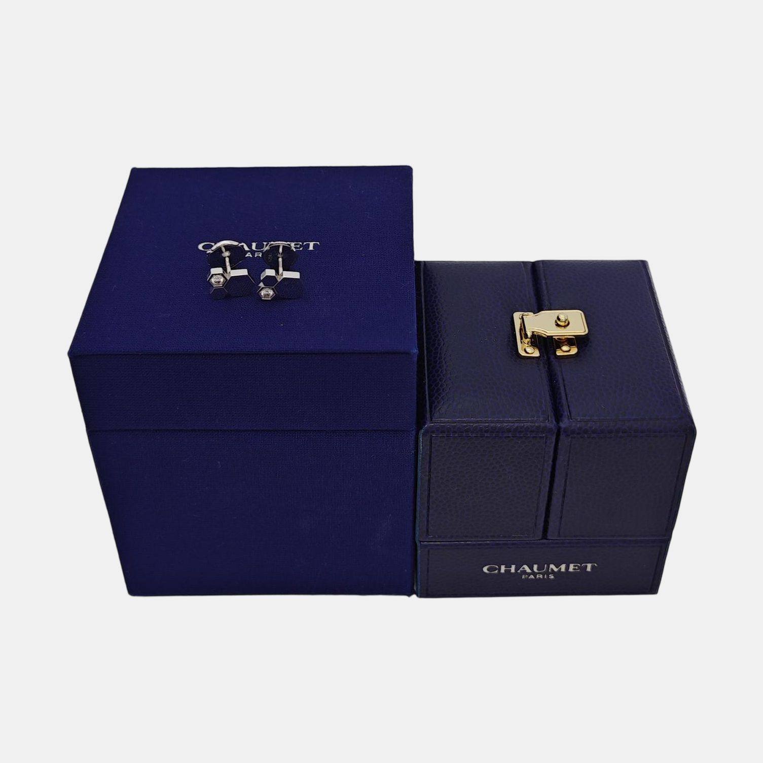 Bee My Love 18k White Gold Silver Stud Earrings