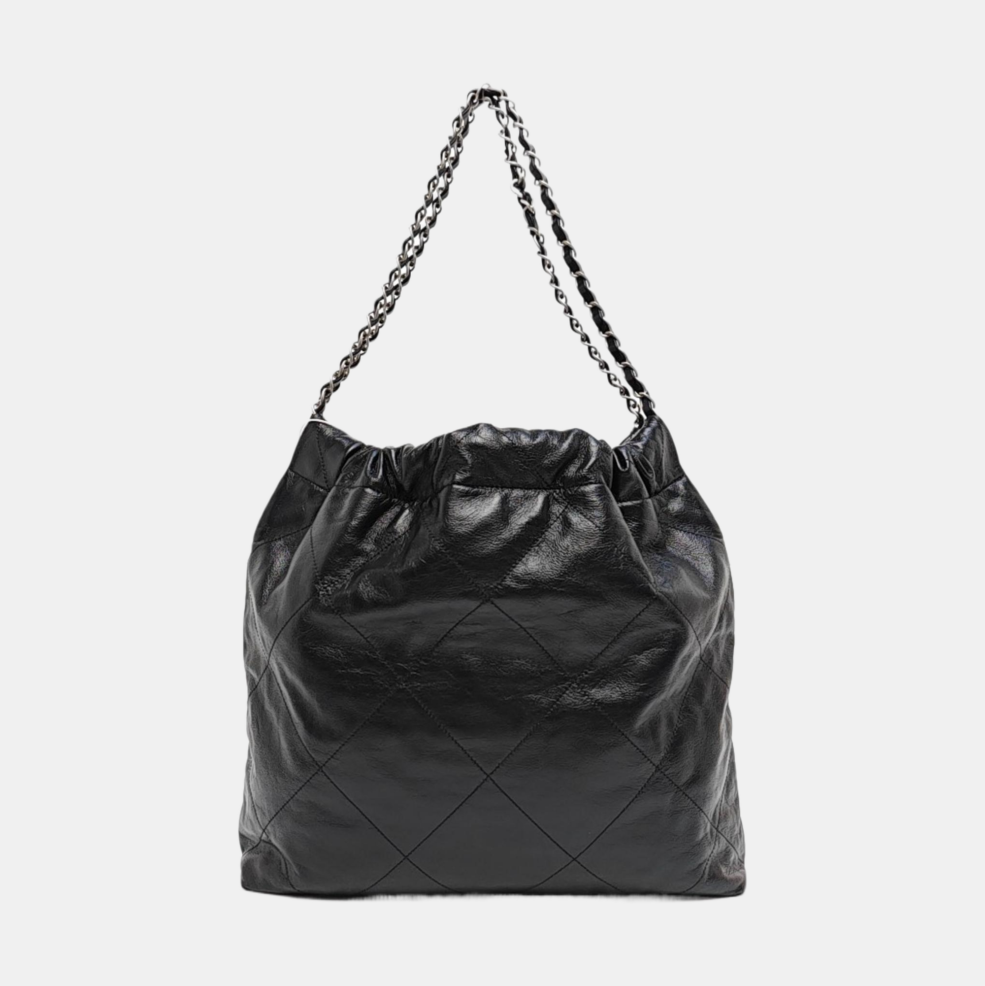 CHANEL 22 Medium Quilted Calfskin Black